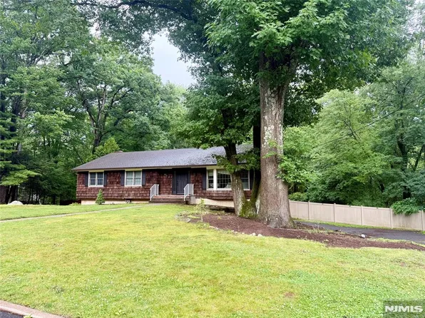60 Eileen Dr, Mahwah, NJ 07430