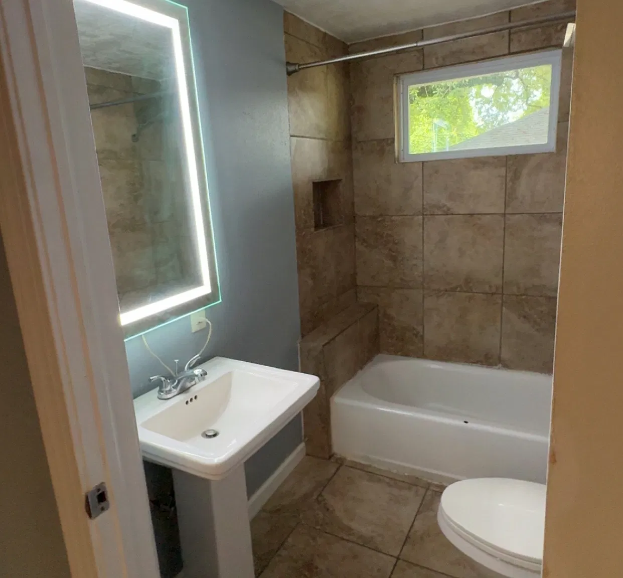 1618 Commercial St — Photo 3