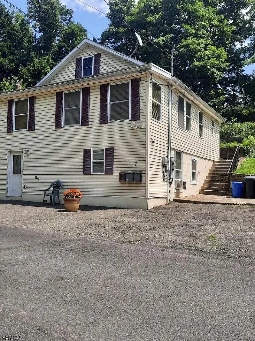 2 bed, 1.0 bath, $1,700 — Photo 1
