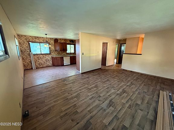 4th image of 305 W 6th Ave