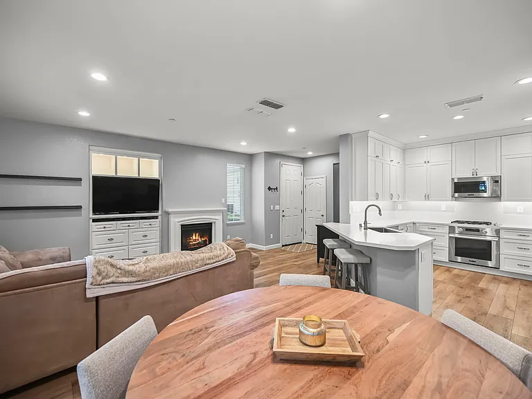 512 Falling Star Dr — Photo 2