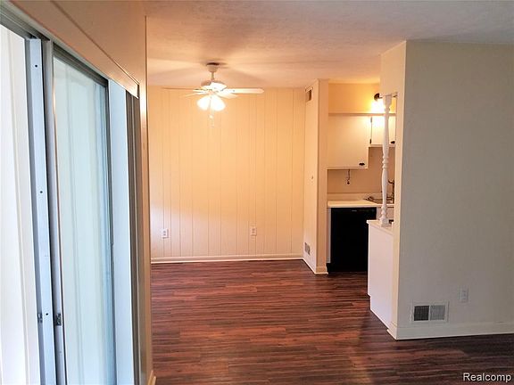 4th image of 32827 Fargo St #100