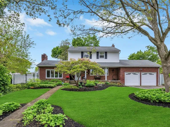 6 Vine Ct, Centereach, NY 11720