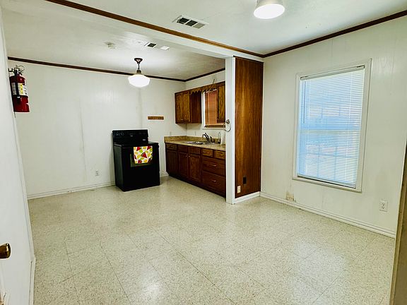 2nd image of 1909 Ross Ave