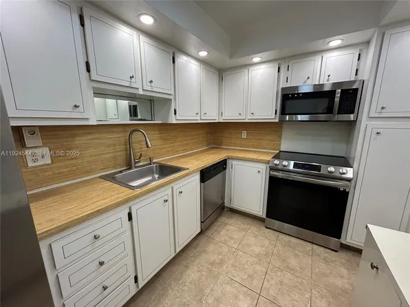 1100 Saint Charles Pl APT 308, Pembroke Pines, FL 33026