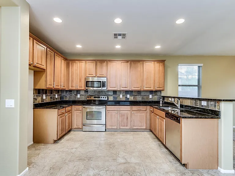 869 E Doral Ct — Photo 2