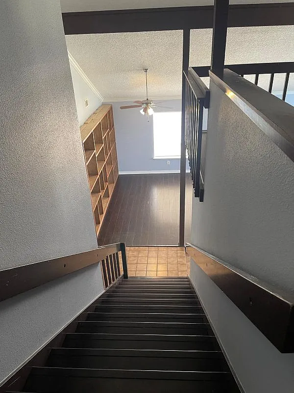 4 bed, 2.5 bath, 2390 sqft, $2,200 — Photo 2