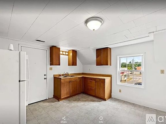 4th image of 115 W Barker Ave #2