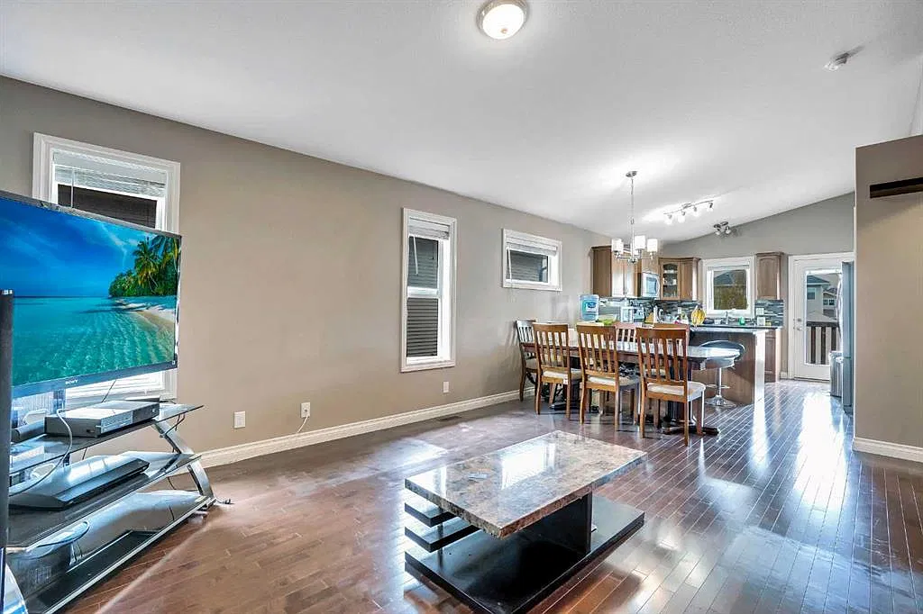 3 Bed 2 Bath Upper Suite Red Deer Alberta For Rent — Photo 3