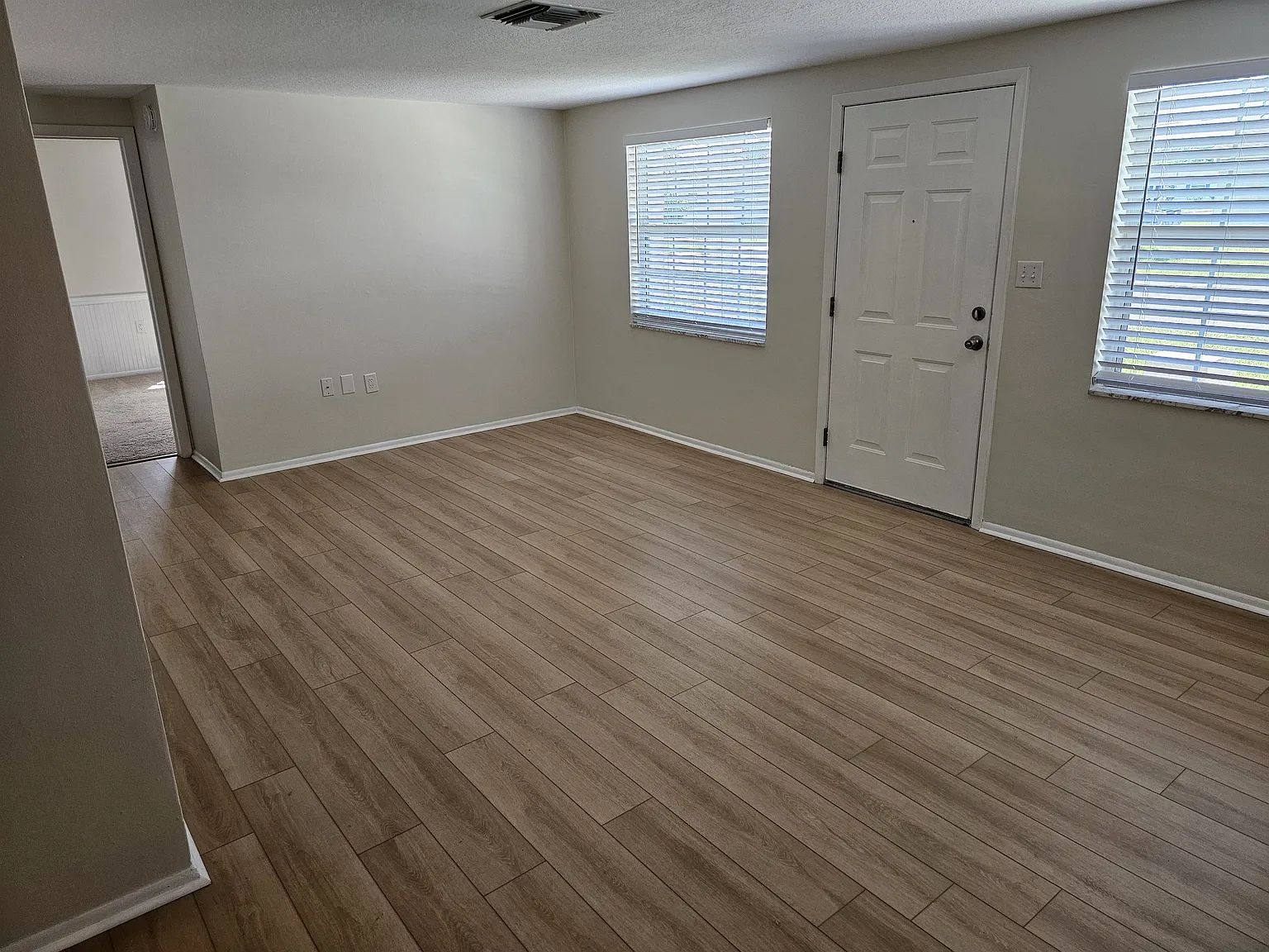 2 Bed/1.5 Bath/Bonus Room on Fenced Corner Lot in Holiday Lake Estates — Photo 3