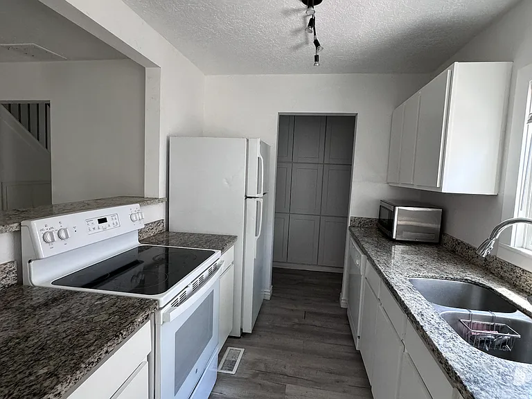 1541 S 700 E — Photo 3