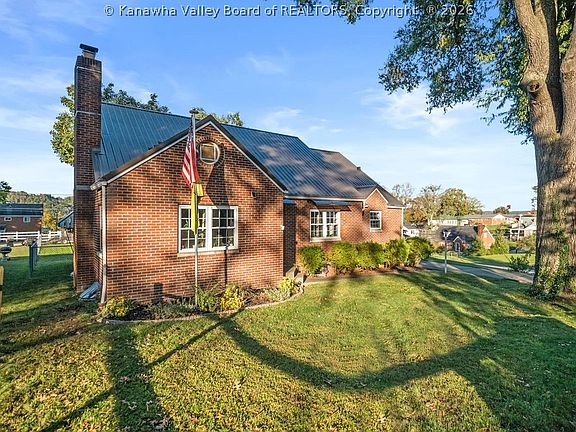 3rd image of 1420 Park Rd