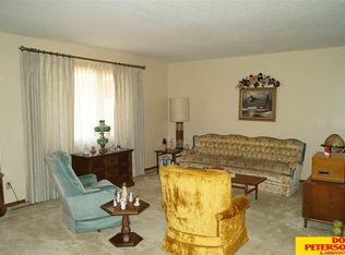 2432 Parkview Dr, Fremont, NE 68025