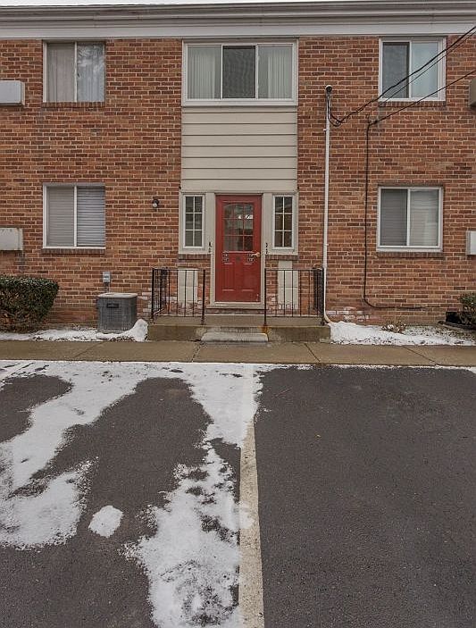 1st image of 32718 Grand River Ave Unit C27