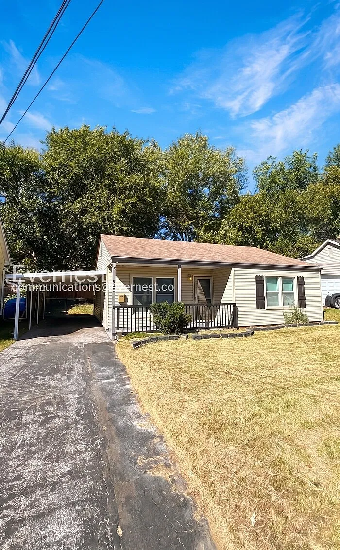 2 bed, 1.0 bath, 877 sqft, $1,200 — Photo 2