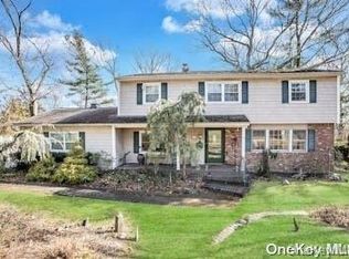 41 Ridge Dr, Plainview, NY 11803