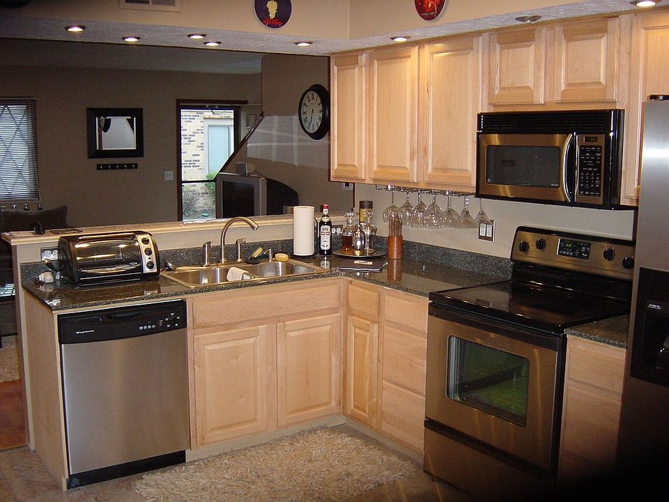 Remodeled Kitchen - Granite counter/Marble Floor/New stainless steel appliance