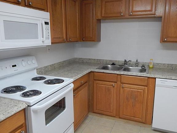 4th image of 822 Sky Lake Cir APT B