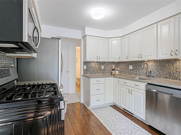 3rd image of 28 Ashwood Ln