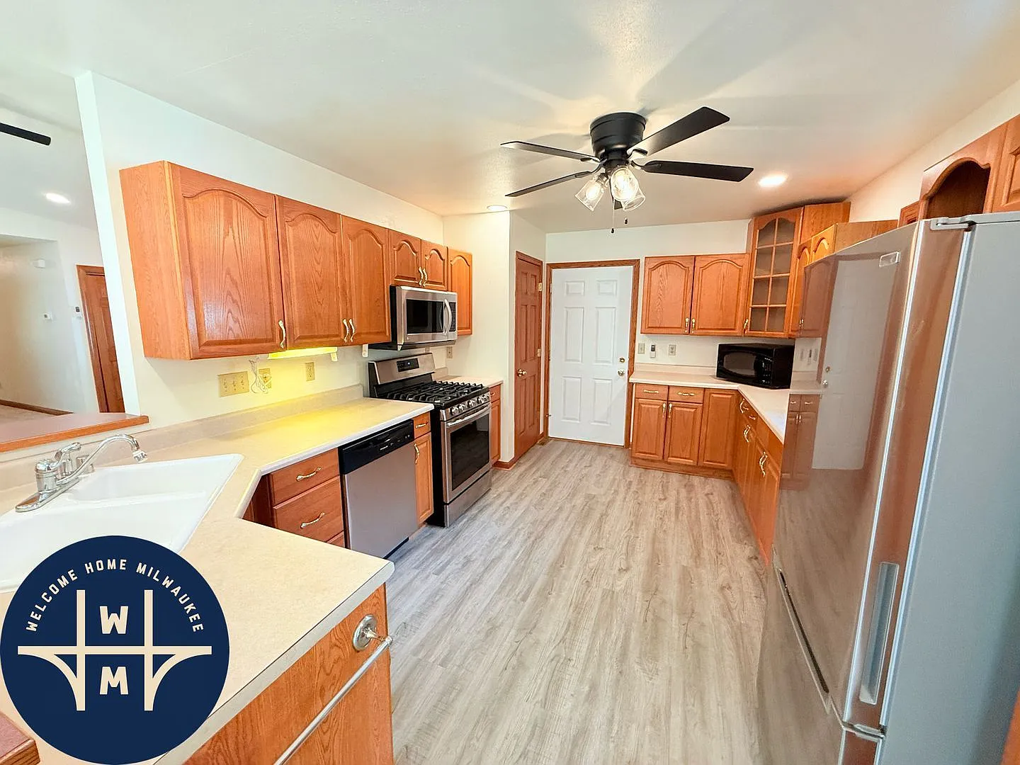 3 bed, 2.0 bath, 1582 sqft, $2,598 — Photo 2