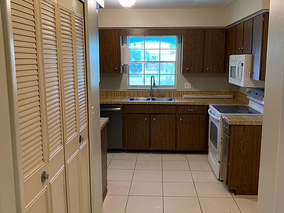 4th image of 1683 Canterbury Cir