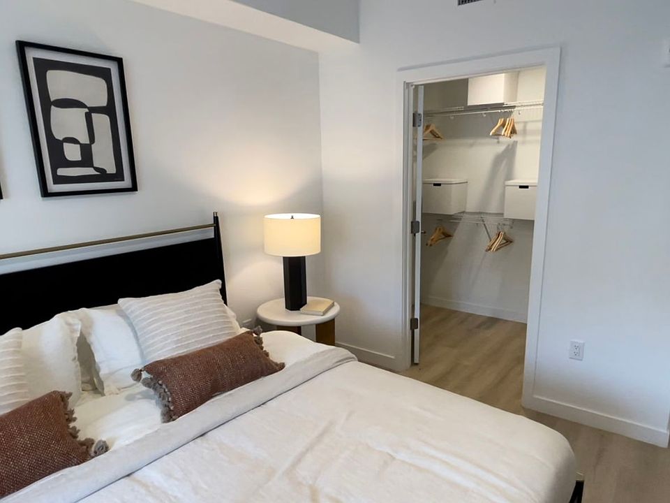 1st image of 25 NE 167th St #407