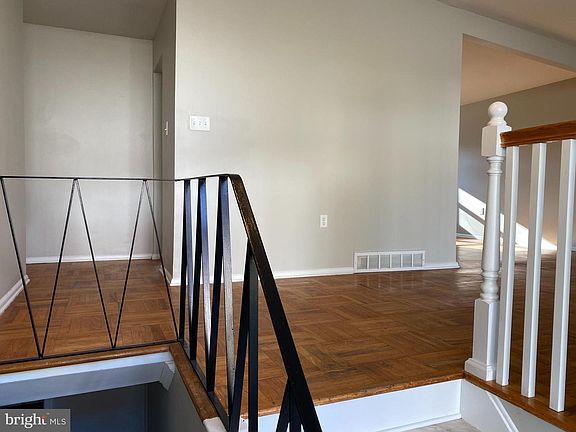 3rd image of 214 Woodgreen Ct