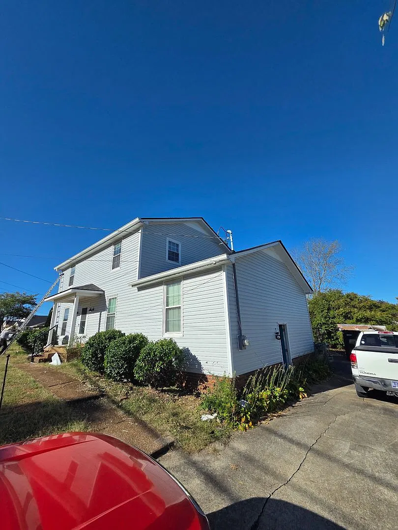 Nice three bedroom two bath newly remodeled, two-story colonial with Garage in Antioch — Photo 2