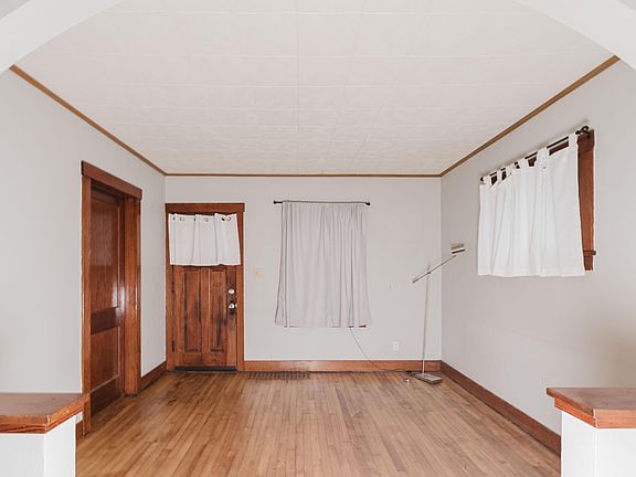 3rd image of 906 Arthur Ave