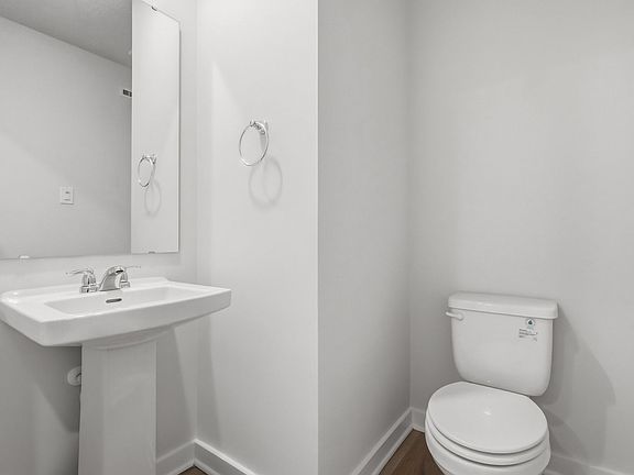 5th image of 140 Scotland Ln