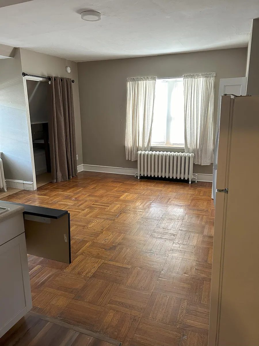 Building Photo - 2805 W Queen Ln #3F