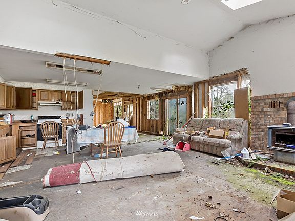 4th image of 8625 234th Ave E