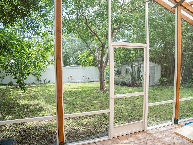 1506 SW 28th Ter — Photo 4