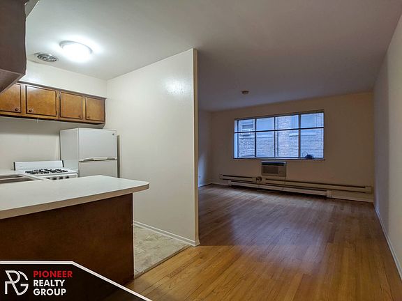 2nd image of 618 W Wrightwood Ave #308