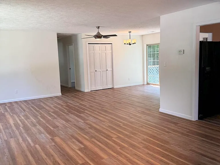 410 W Benton St — Photo 2