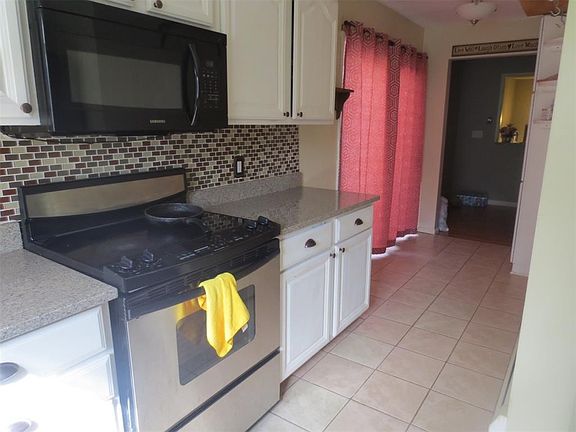 2nd image of 823 Jennifer Ln