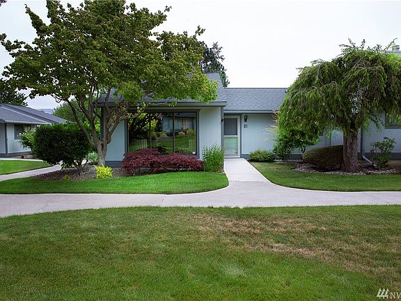 Pristine courtyard and sidewalks throughout!