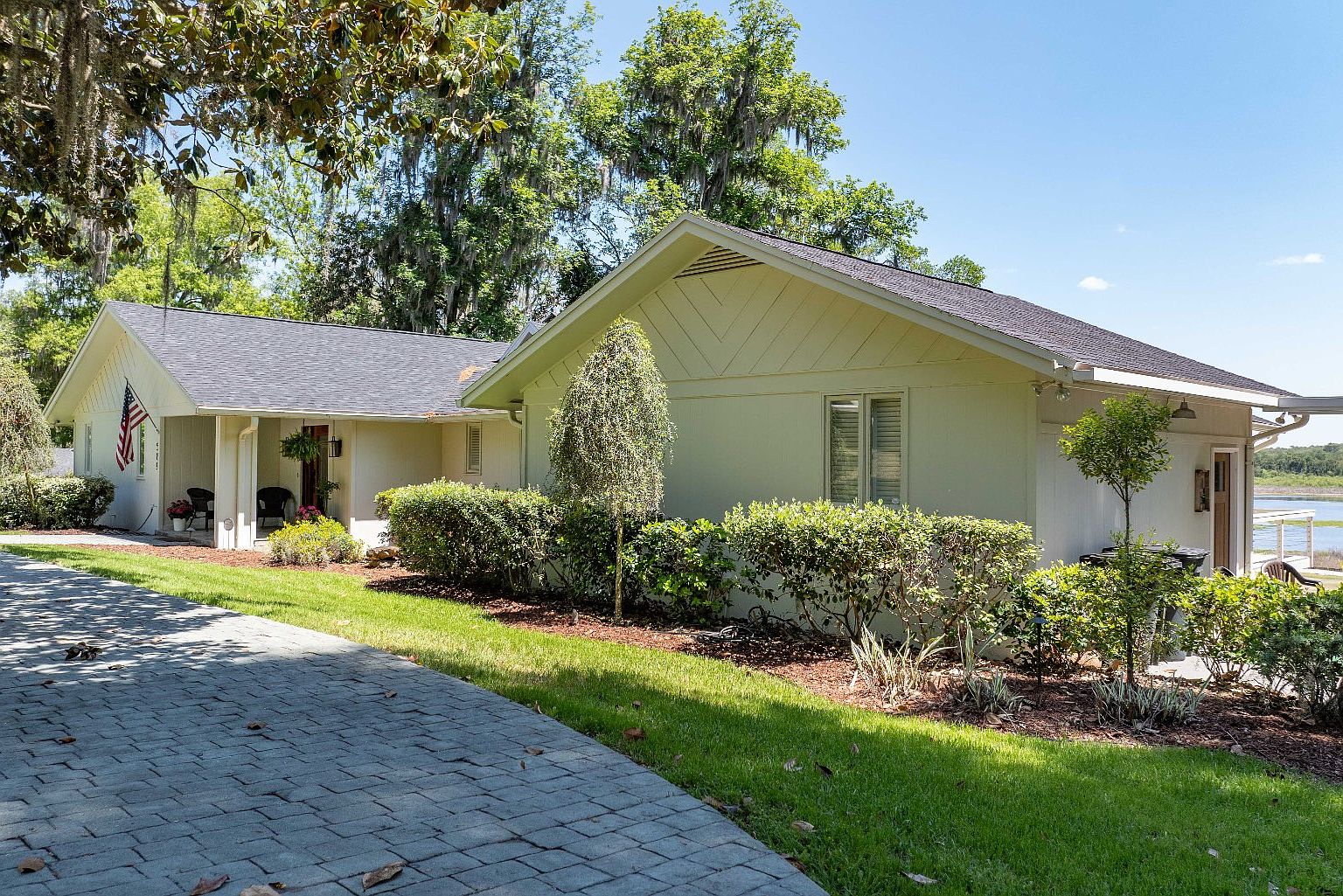 589 NW Harris Lake Dr