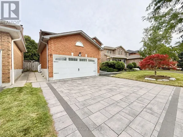 11 Meadowglen Dr, Whitby, ON L1R 1T8