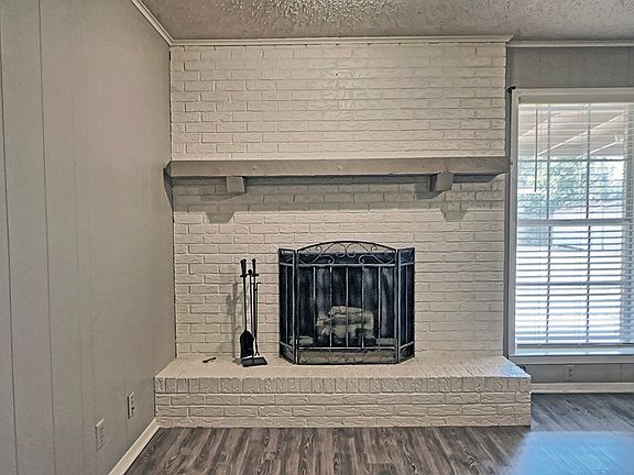 4th image of 806 Humphrey St