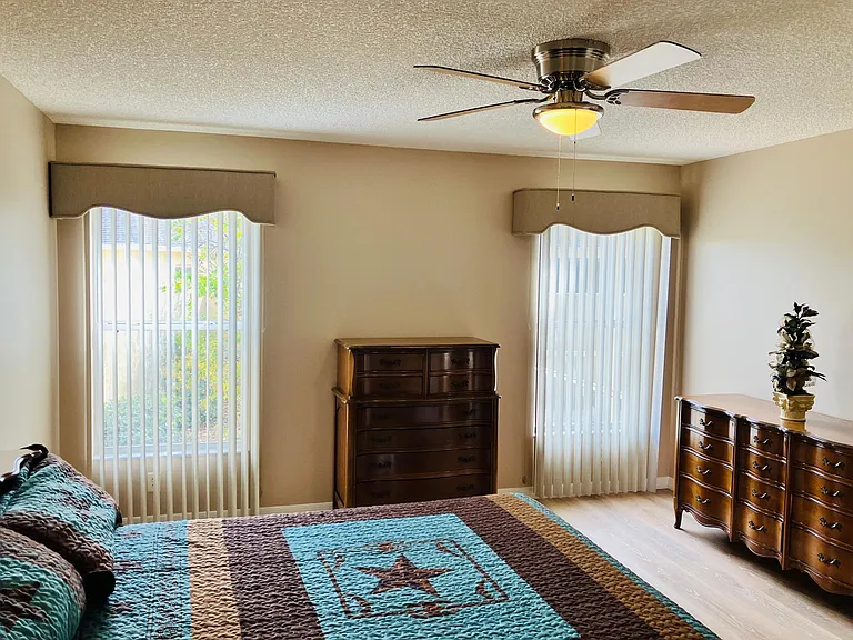 889 Lexington Ln — Photo 18