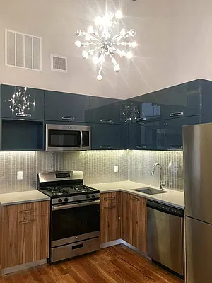 Rented by Manhattan Management LLC | media 21