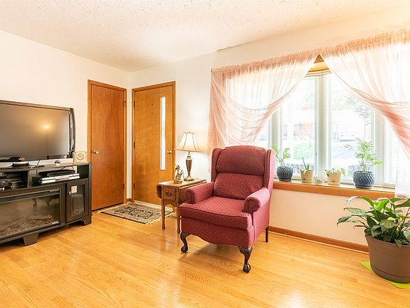 4th image of 90 Crescent Dr