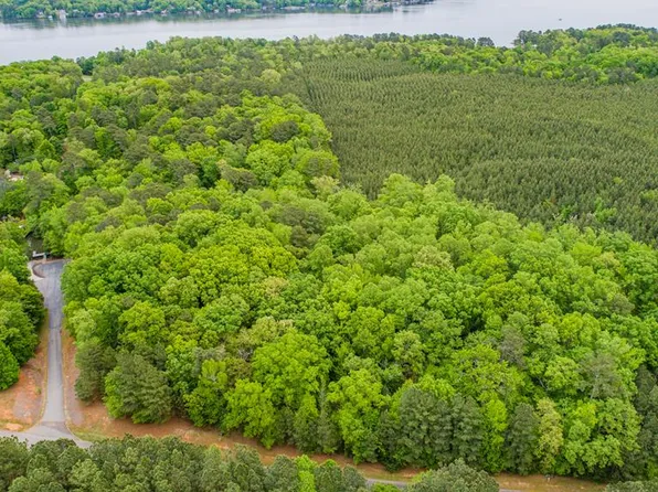 56 Harbor Dr, Macon, NC 27551