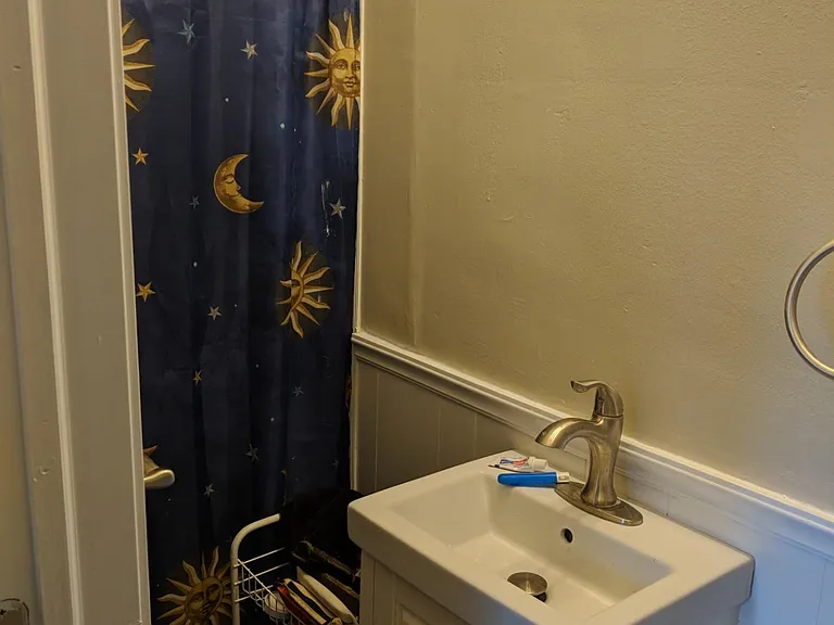 2438 Glenmawr Ave — Photo 11