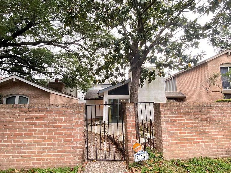 4714 N Cashel Cir — Photo 1