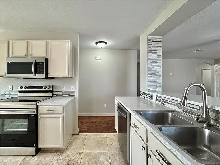 204 Woodley Rd — Photo 6