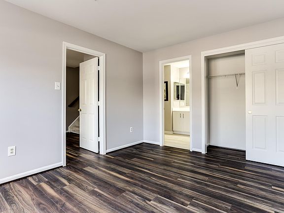 1st Level Bedroom w/Ensuite 