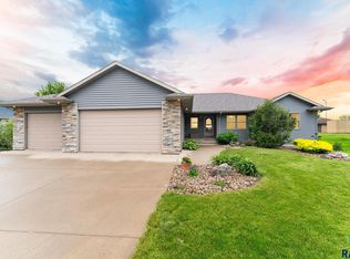 1513 W Creekside Cir, Brandon, SD 57005