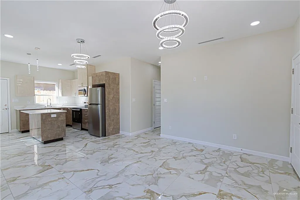 3 bed, 2.0 bath, 1069 sqft, $1,300 — Photo 3